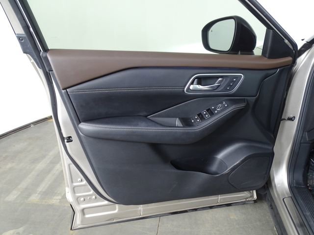 Used 2022 Nissan Rogue Platinum w/ Head-Up Display Package image 18