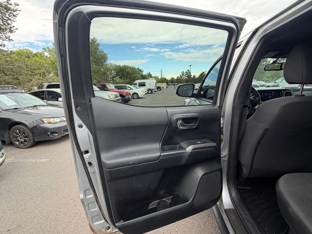 Used 2016 Toyota Tacoma TRD Off-Road AWD/4WD image 17