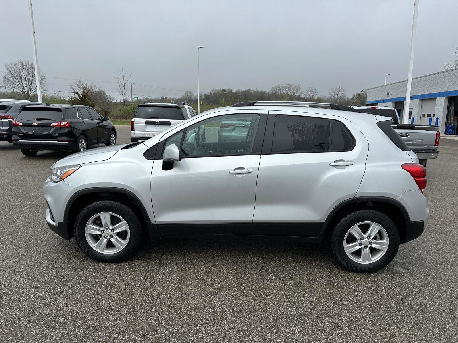 Used 2022 Chevrolet Trax LT w/ LT Convenience Package image 2