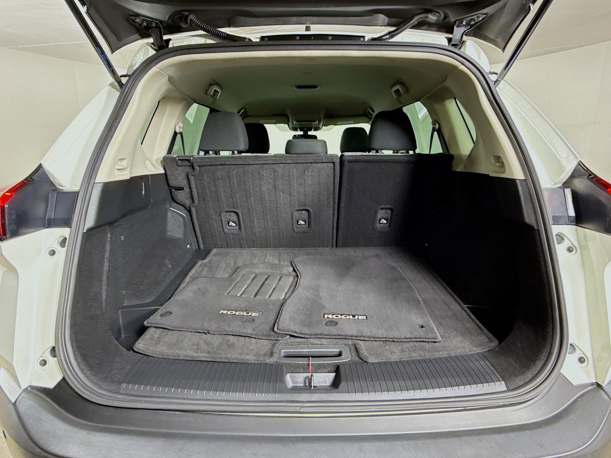 Used 2022 Nissan Rogue S image 31