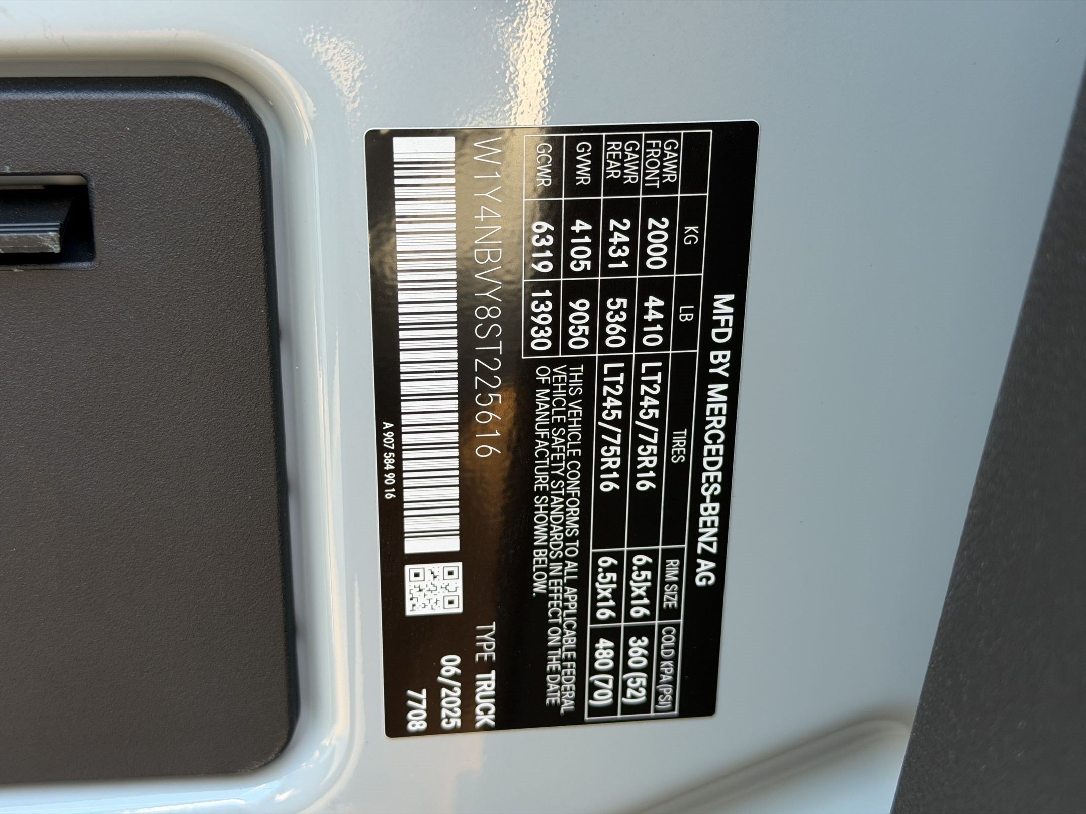 Used 2025 Mercedes-Benz Sprinter 2500 image 25