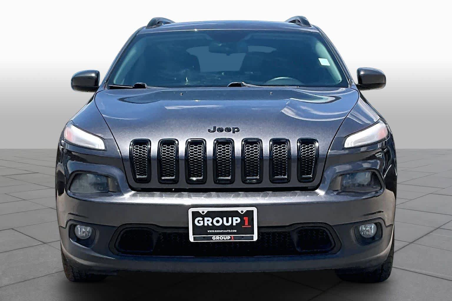 Used 2018 Jeep Cherokee Latitude w/ Altitude Package FWD image 4