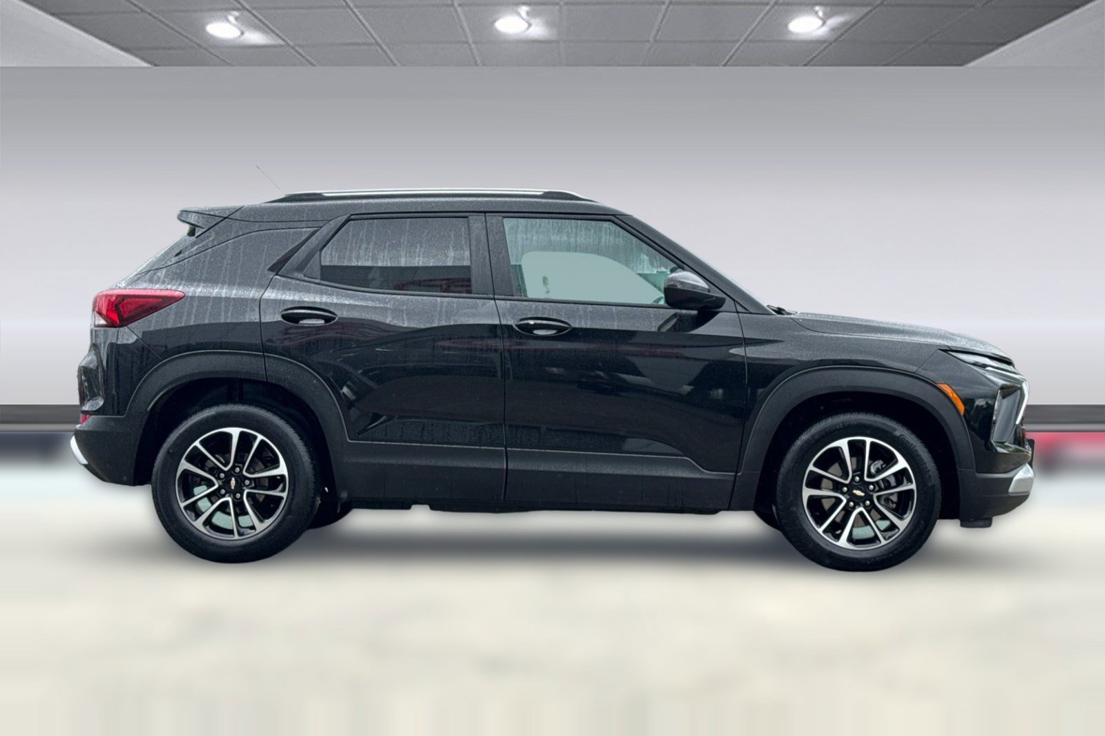 Used 2025 Chevrolet TrailBlazer LT image 2