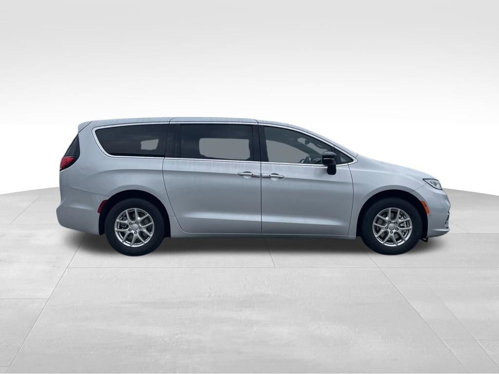 New 2026 Chrysler Pacifica Select image 4