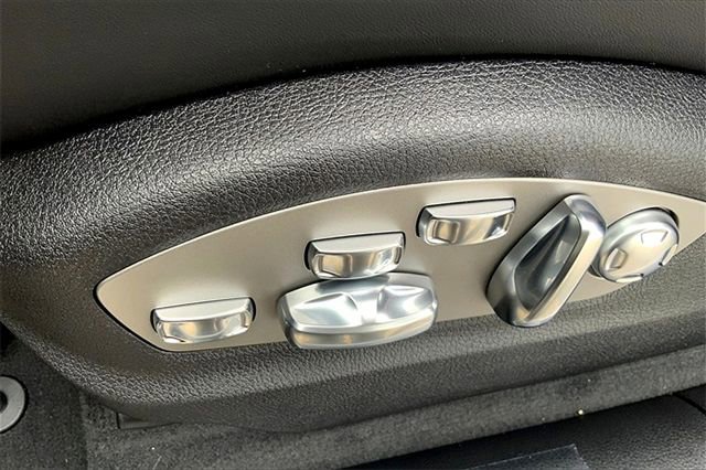 Certified 2026 Porsche Macan AWD/4WD image 31