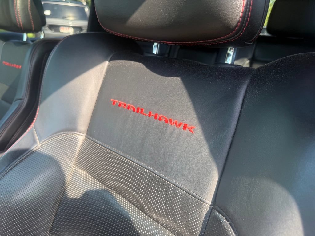 Used 2018 Jeep Grand Cherokee Trailhawk w/ Trailhawk Luxury Group AWD/4WD image 32