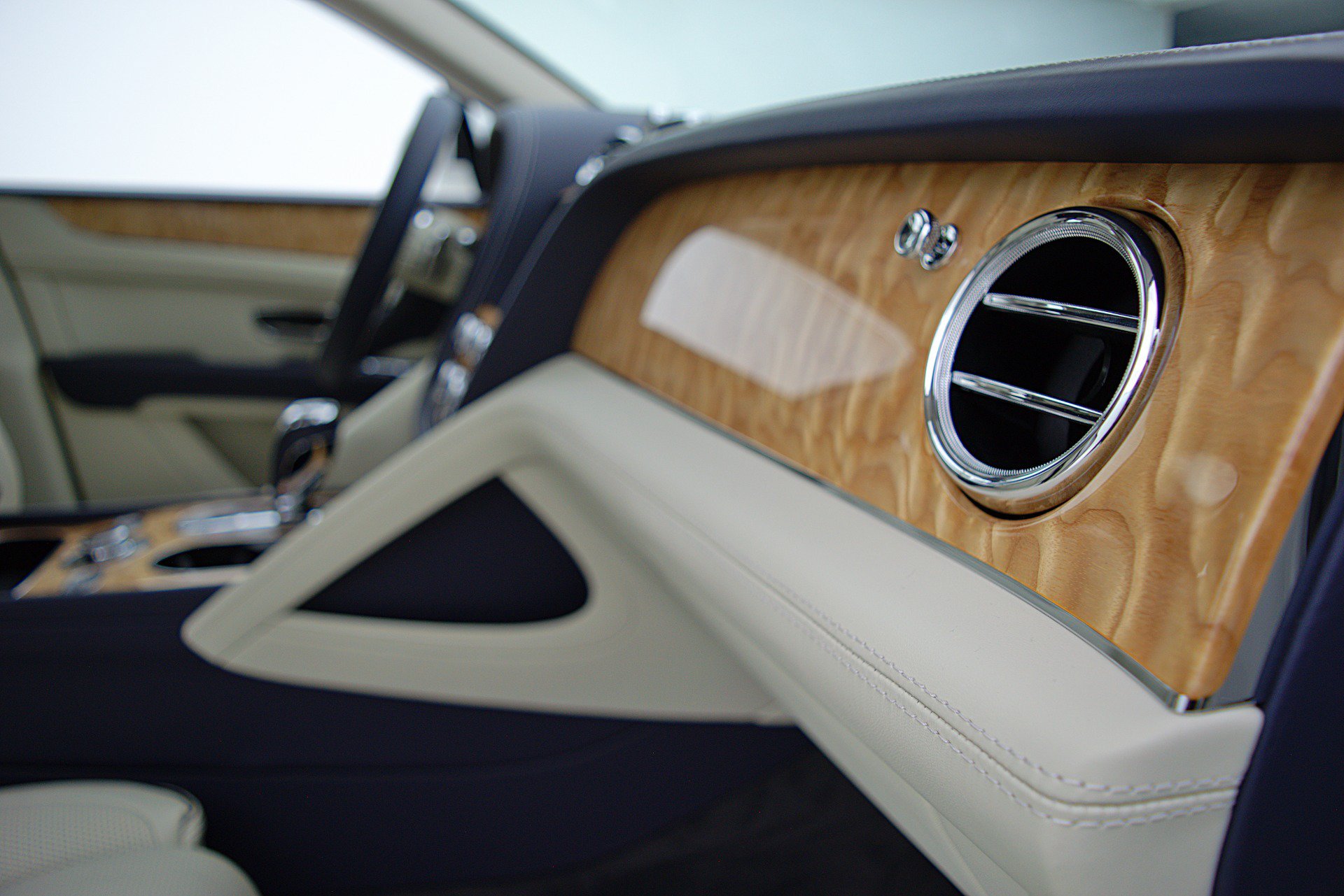 Certified 2023 Bentley Bentayga AWD/4WD image 25