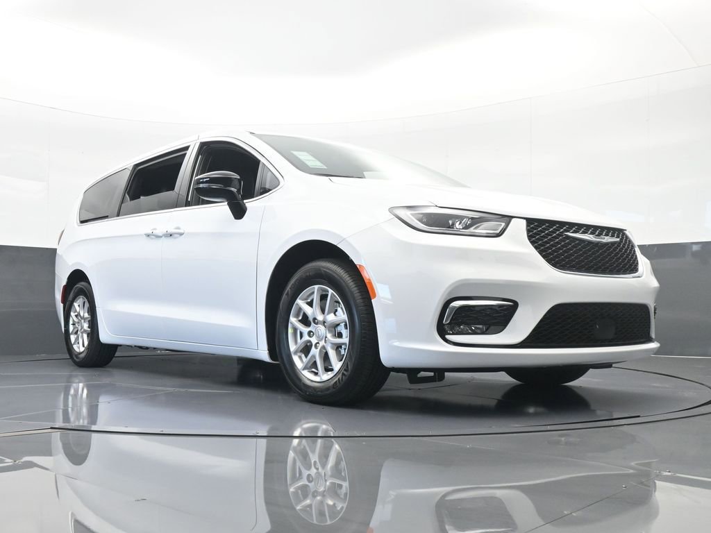 Used 2025 Chrysler Pacifica Select FWD image 58