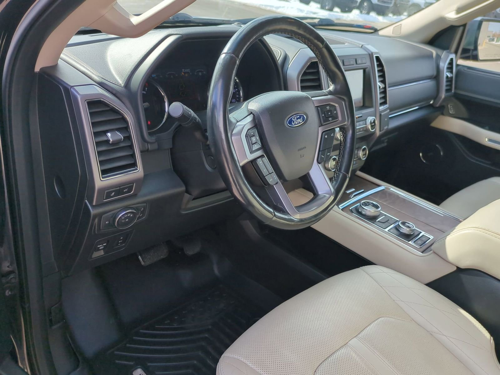 Used 2019 Ford Expedition Platinum image 2