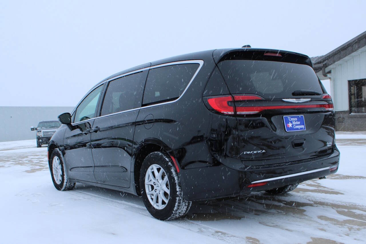 Used 2024 Chrysler Pacifica Touring-L image 7