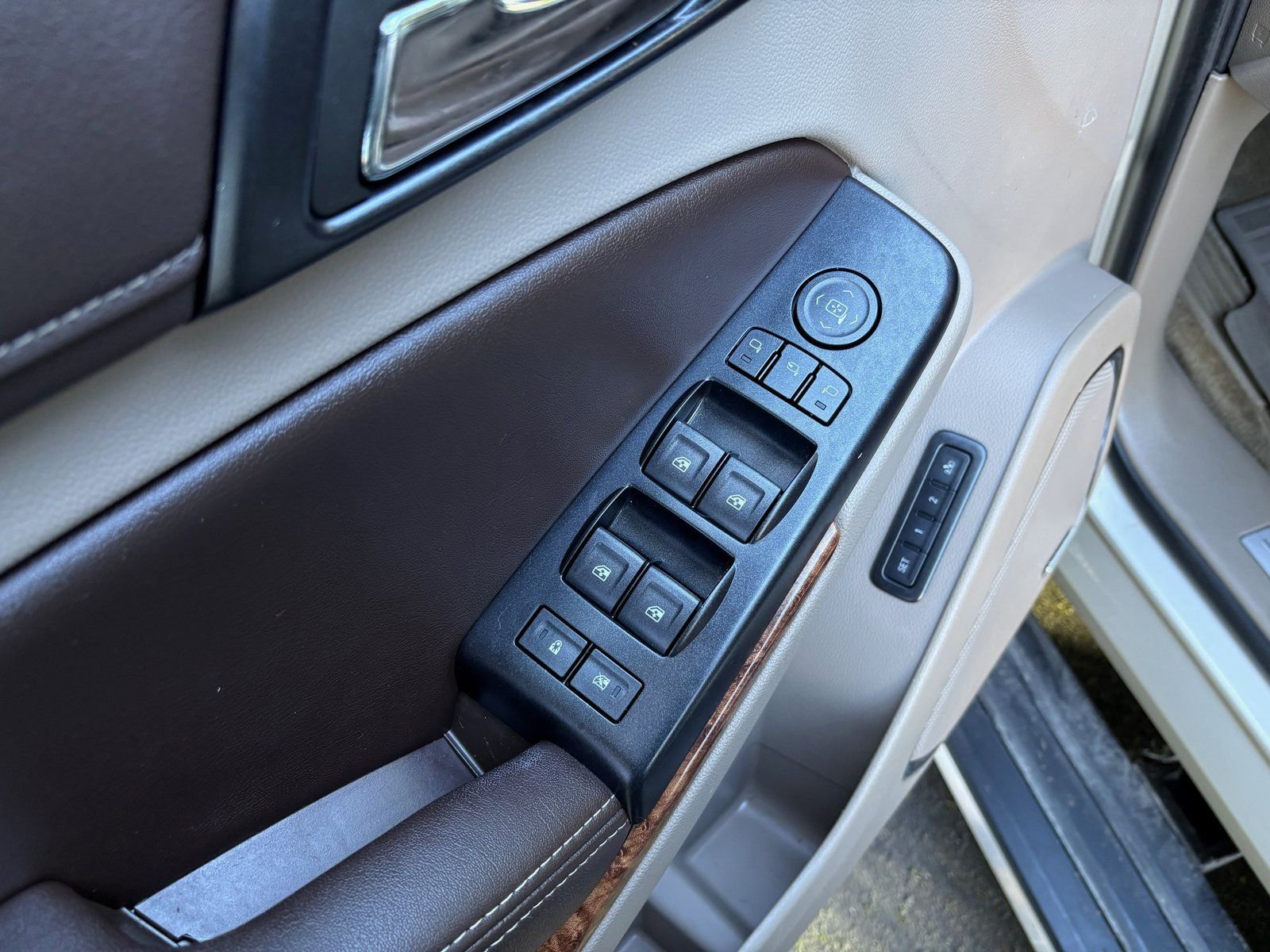 Used 2015 Chevrolet Suburban LTZ image 17