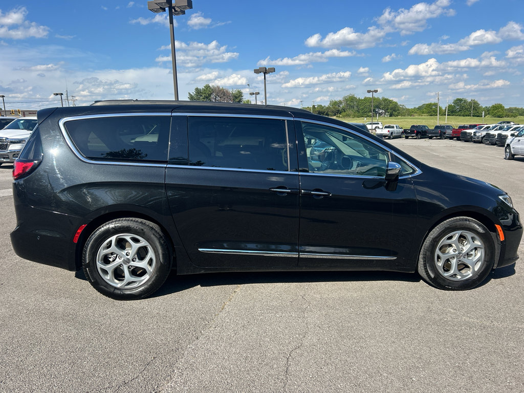 Used 2023 Chrysler Pacifica Limited w/ Uconnect Theater Family Group FWD image 8