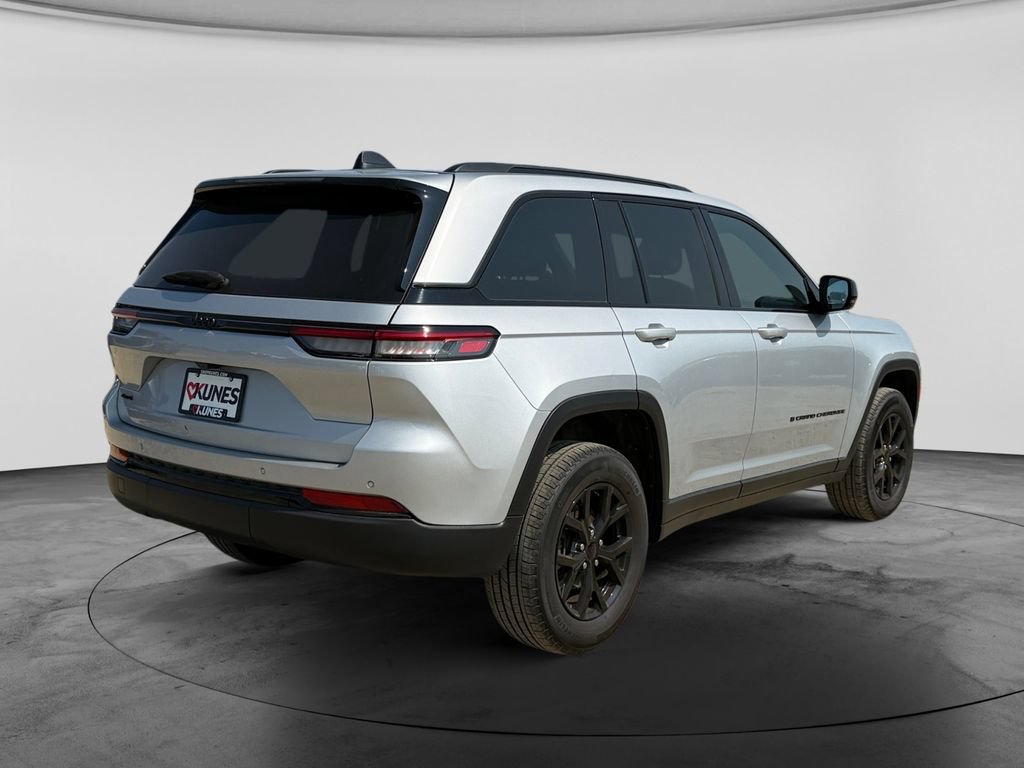Used 2025 Jeep Grand Cherokee Altitude AWD/4WD image 10