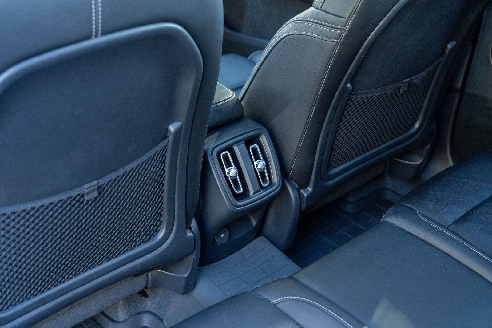 Used 2024 Volvo XC40 B5 Ultimate w/ Protection Package Premier image 29