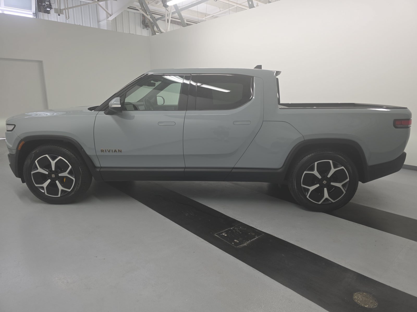 Used 2022 Rivian R1T Adventure AWD/4WD image 2