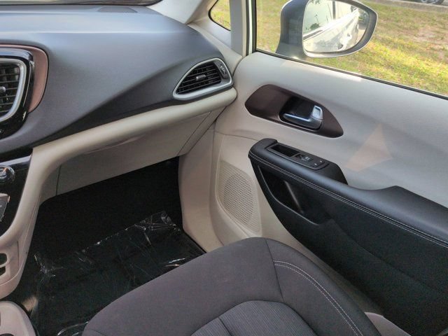 Used 2023 Chrysler Voyager LX FWD image 16