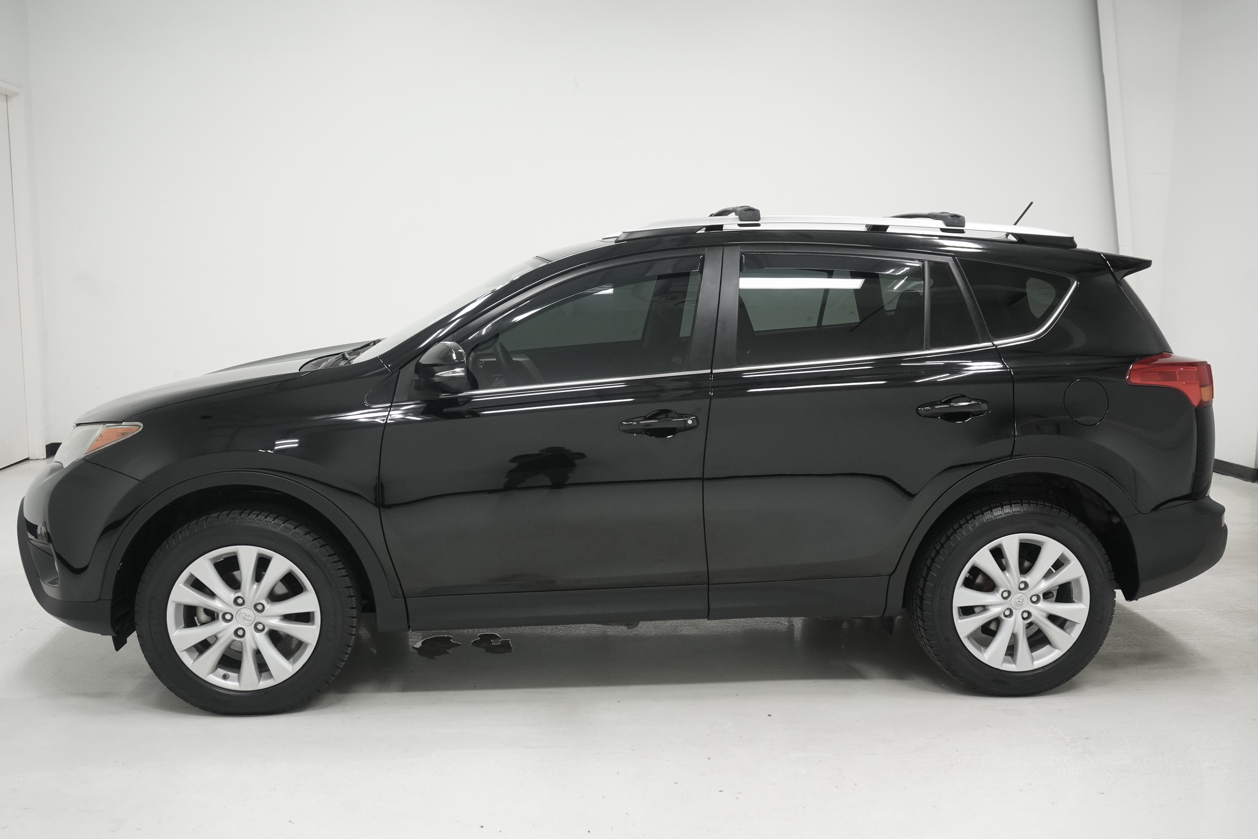 Used 2015 Toyota RAV4 Limited w/ Technology Package FWD image 7