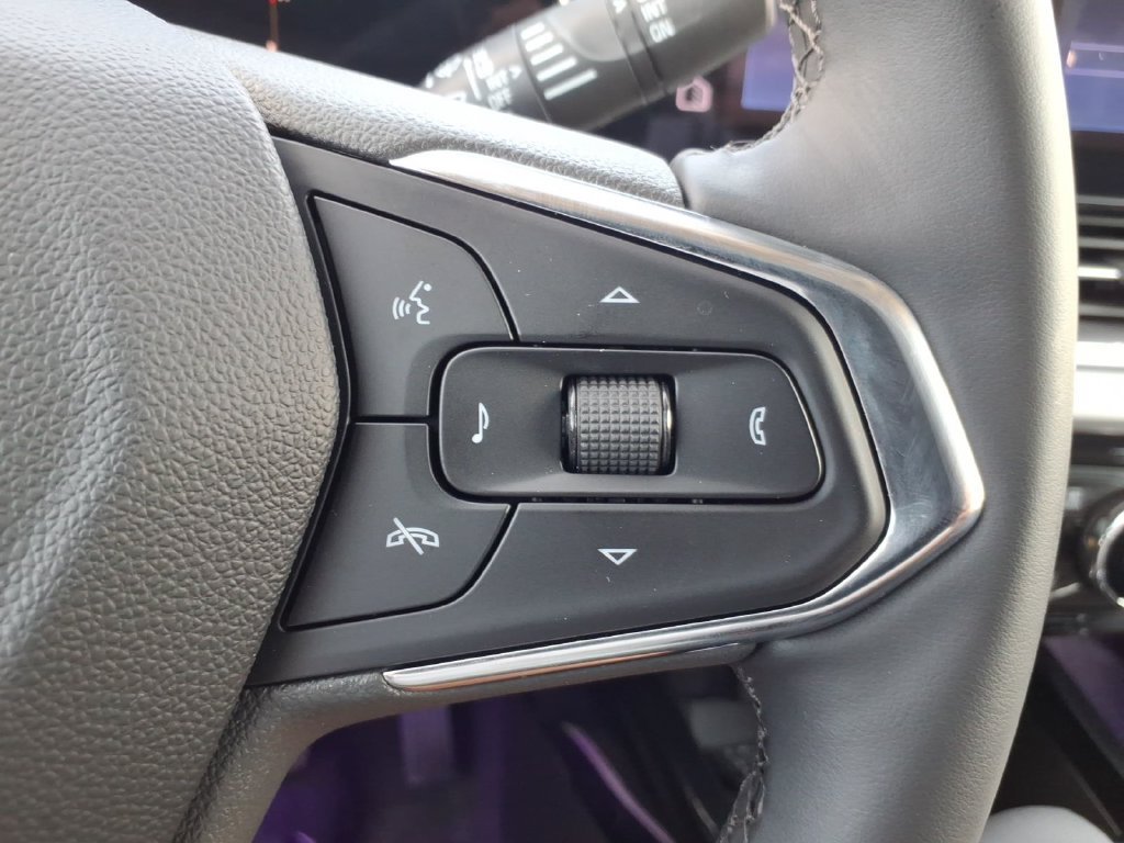 Used 2025 Chevrolet Trax LT w/ LT Convenience Package FWD image 32