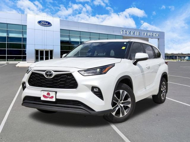 Used 2023 Toyota Highlander XLE image 1