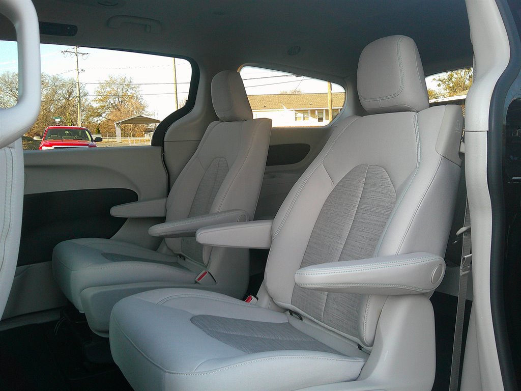 Used 2017 Chrysler Pacifica Touring Plus FWD image 28