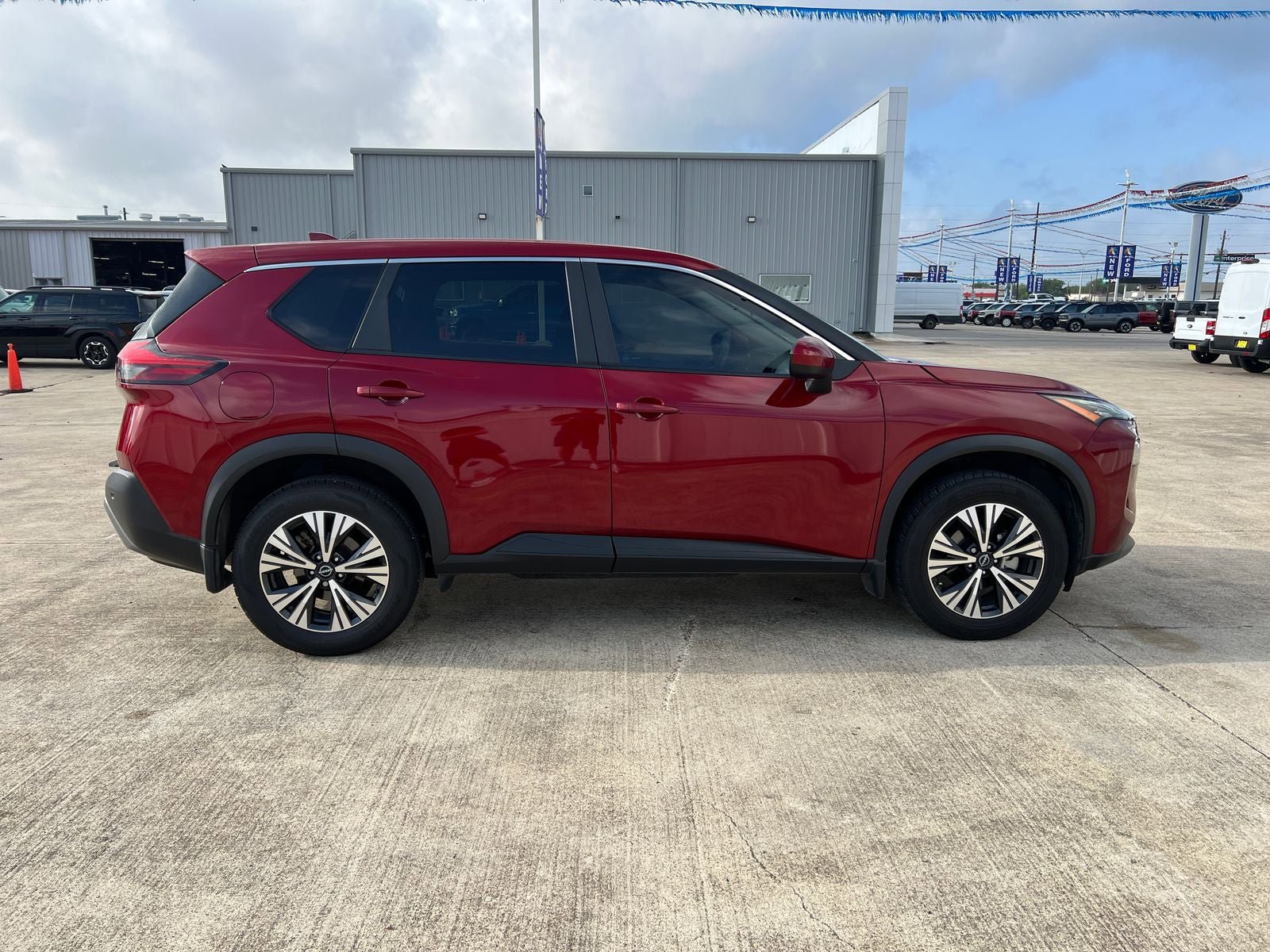 Used 2023 Nissan Rogue SV FWD image 2