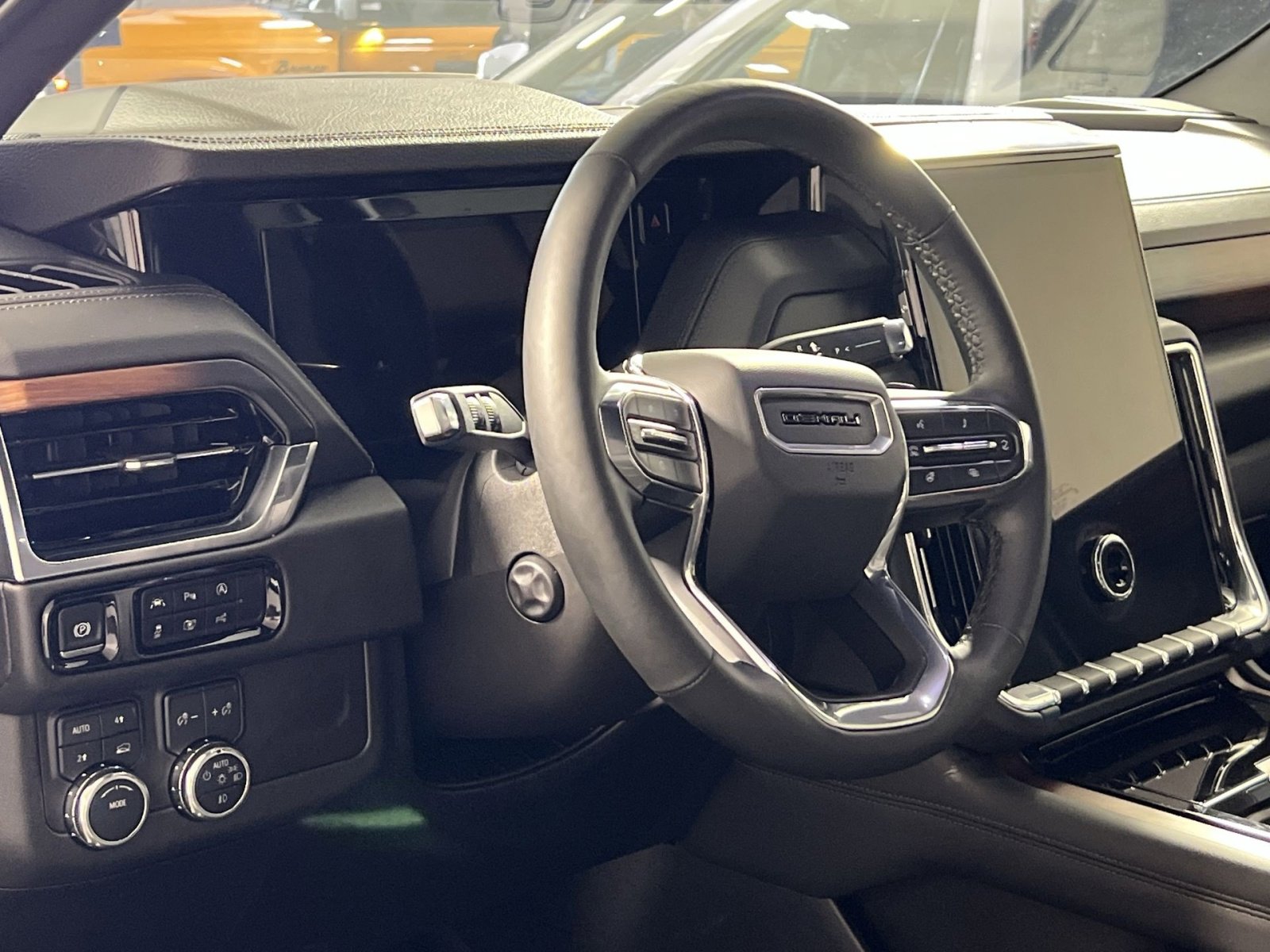 Used 2025 GMC Yukon XL Denali AWD/4WD image 17