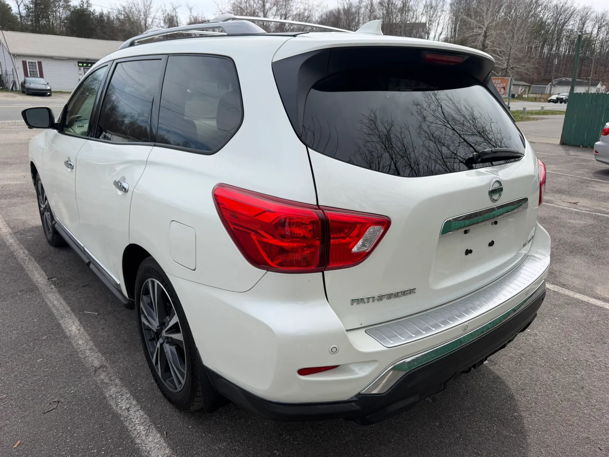 Used 2020 Nissan Pathfinder Platinum image 10