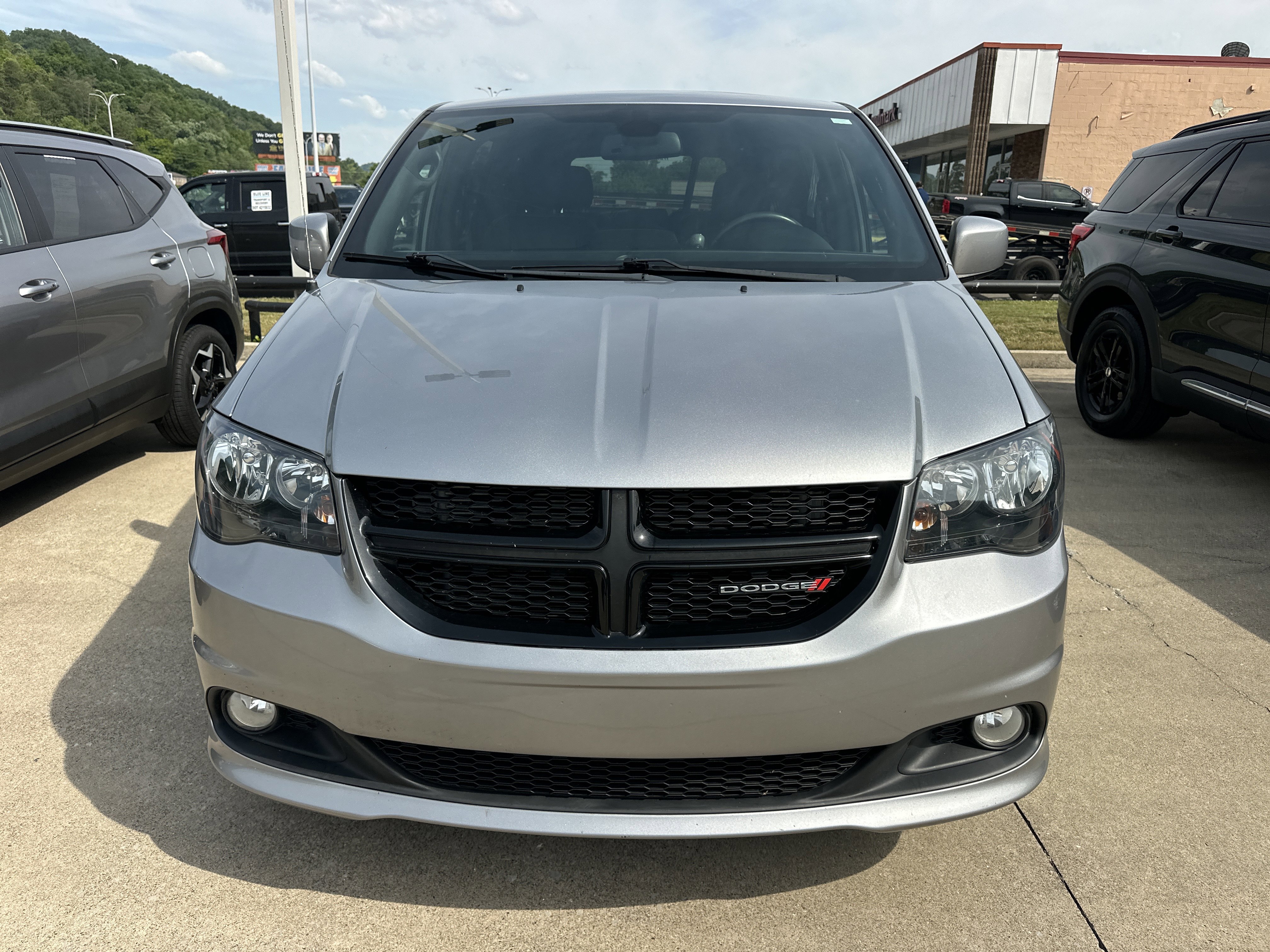 Used 2019 Dodge Grand Caravan SXT w/ Blacktop Package FWD image 14