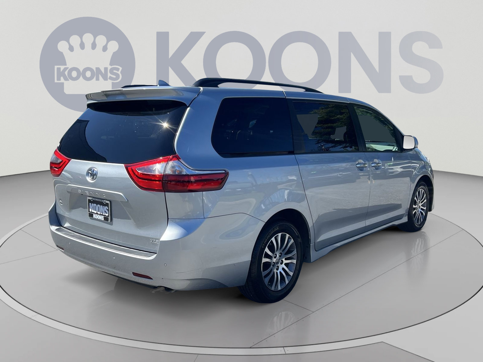Used 2020 Toyota Sienna XLE w/ XLE Navigation Package FWD image 7