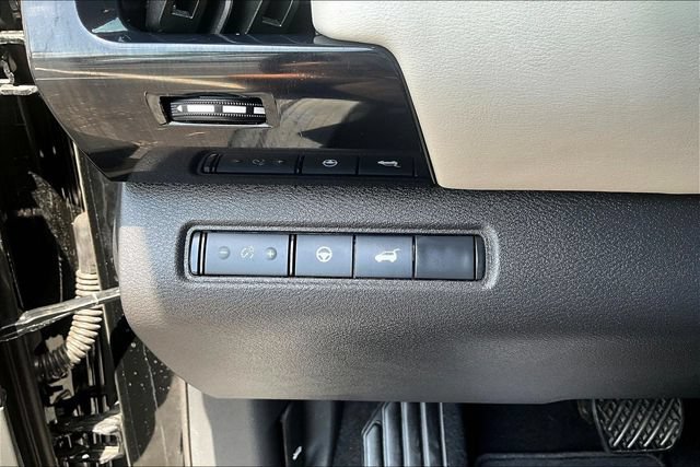 Used 2025 Nissan Pathfinder SV AWD/4WD image 15
