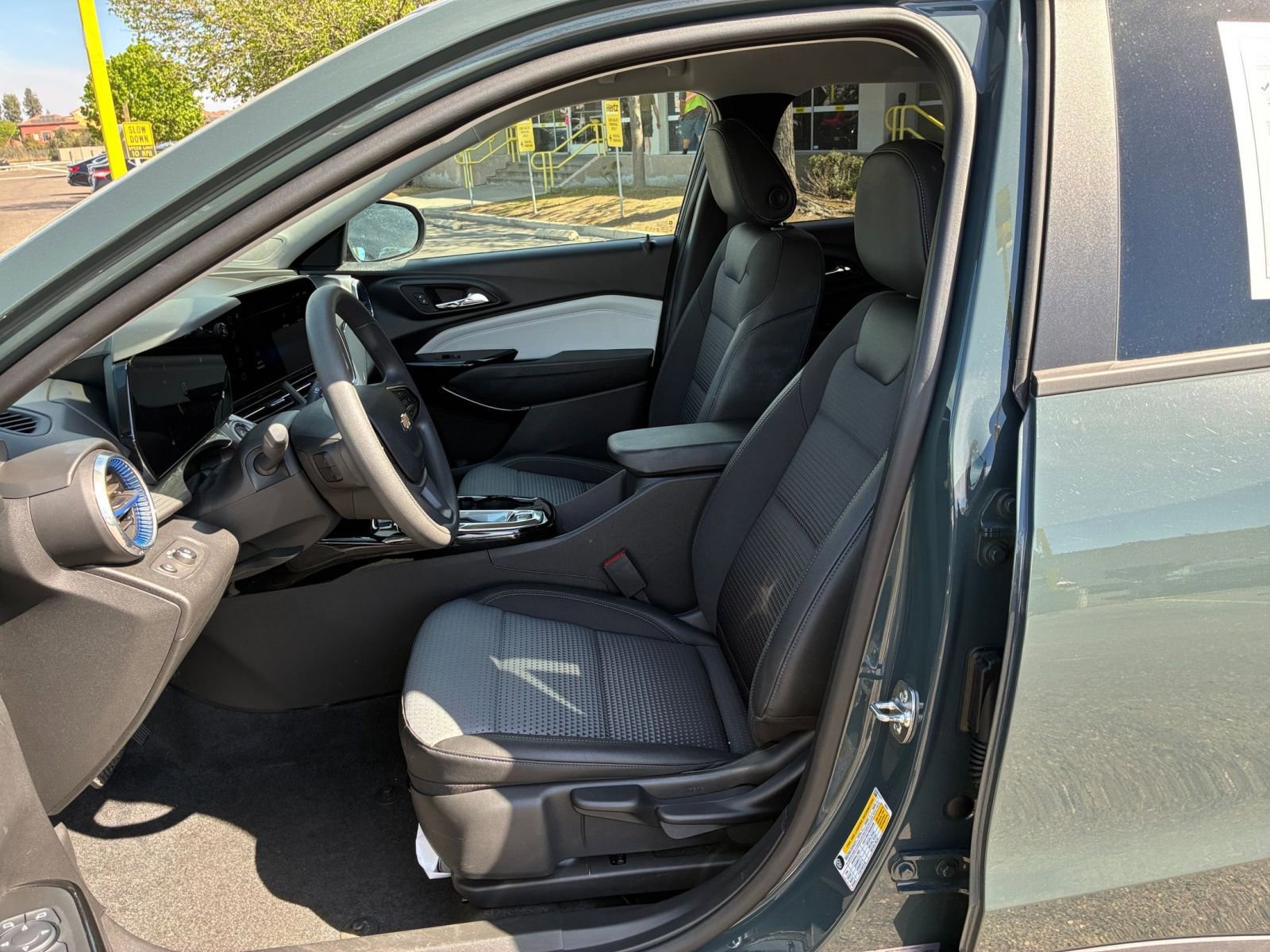 Used 2025 Chevrolet Trax LT image 25