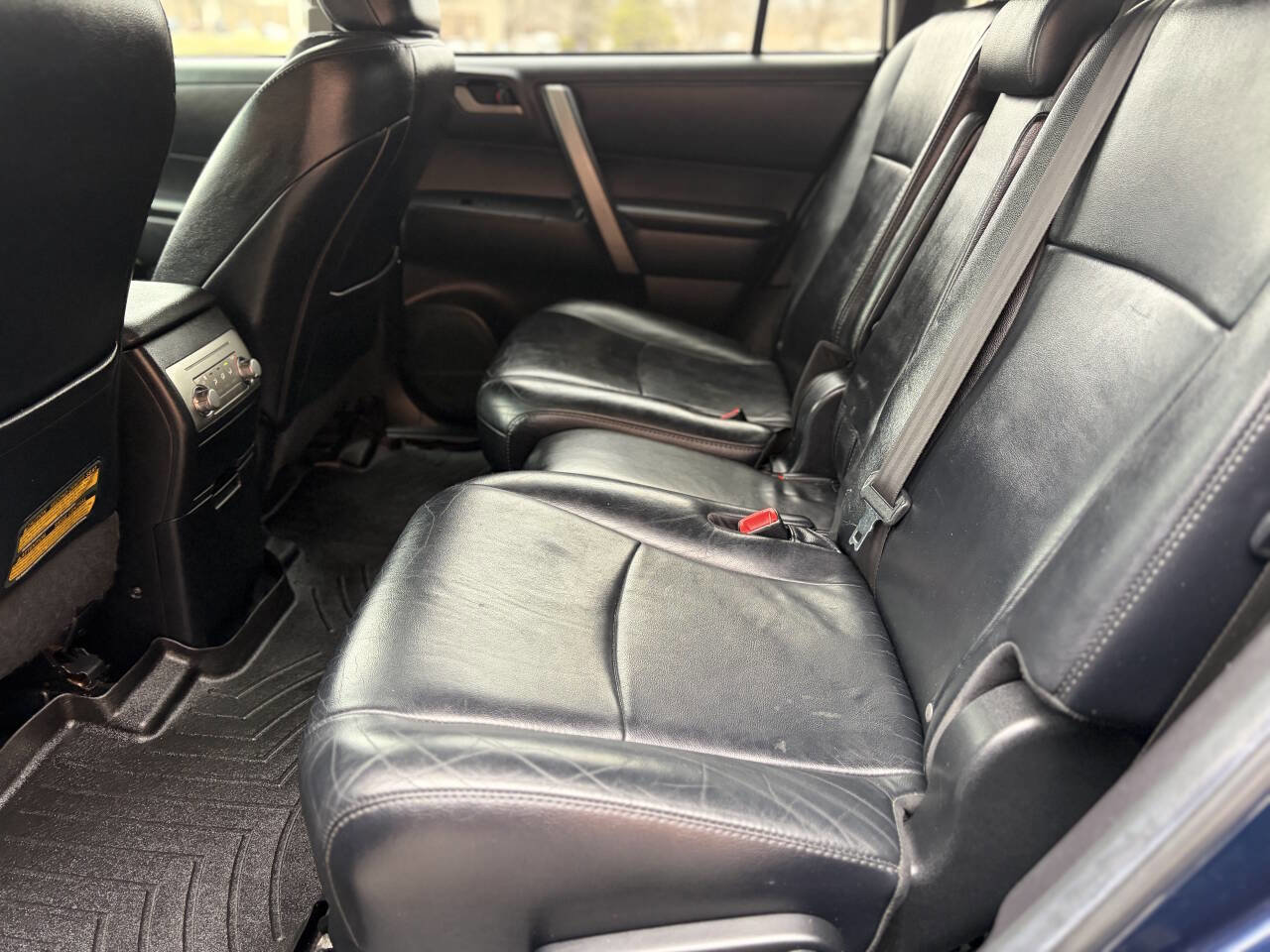 Used 2011 Toyota Highlander SE w/ Tow Pkg AWD/4WD image 17