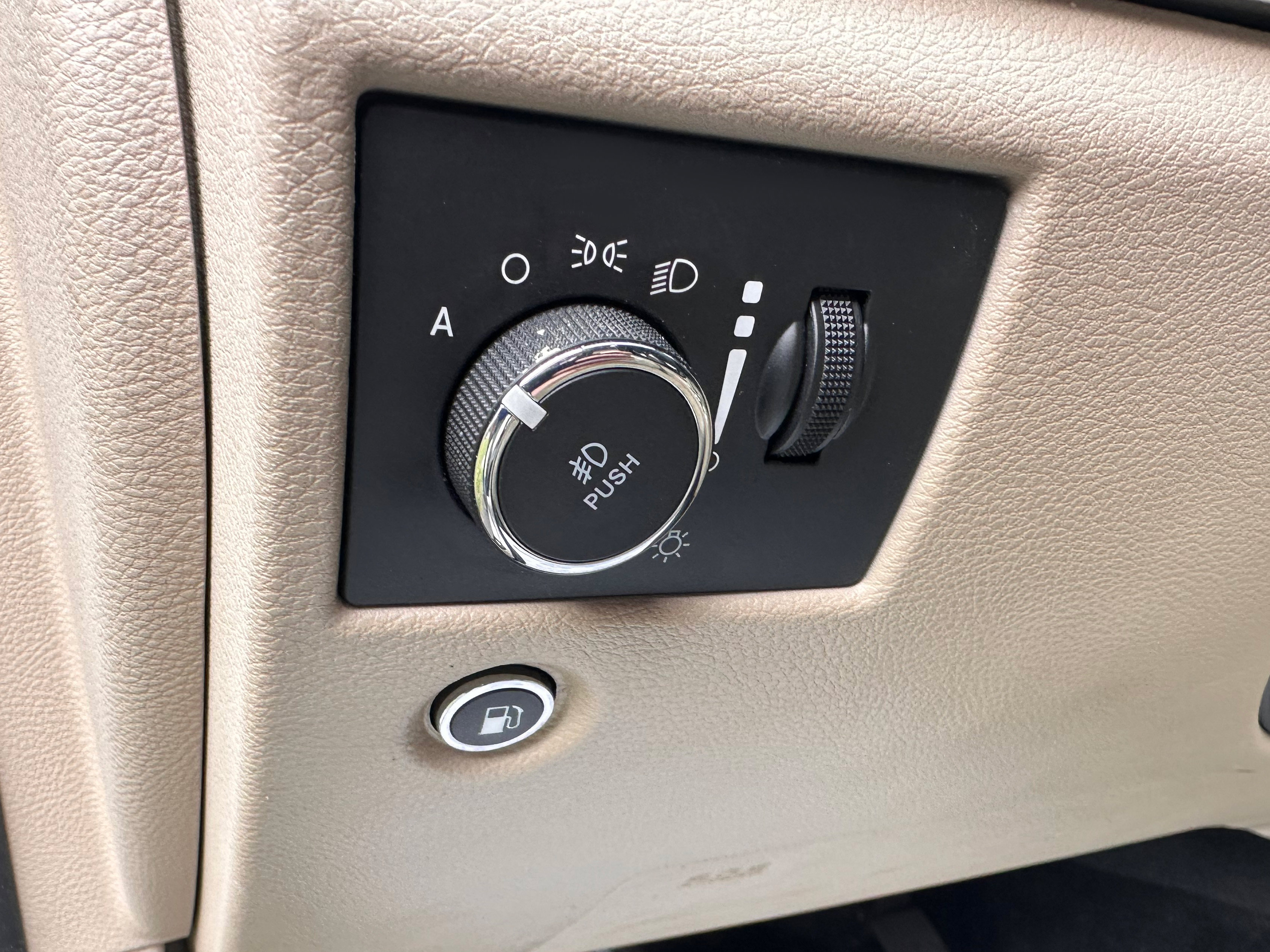Used 2020 Jeep Grand Cherokee Limited w/ Premium Lighting Group AWD/4WD image 19