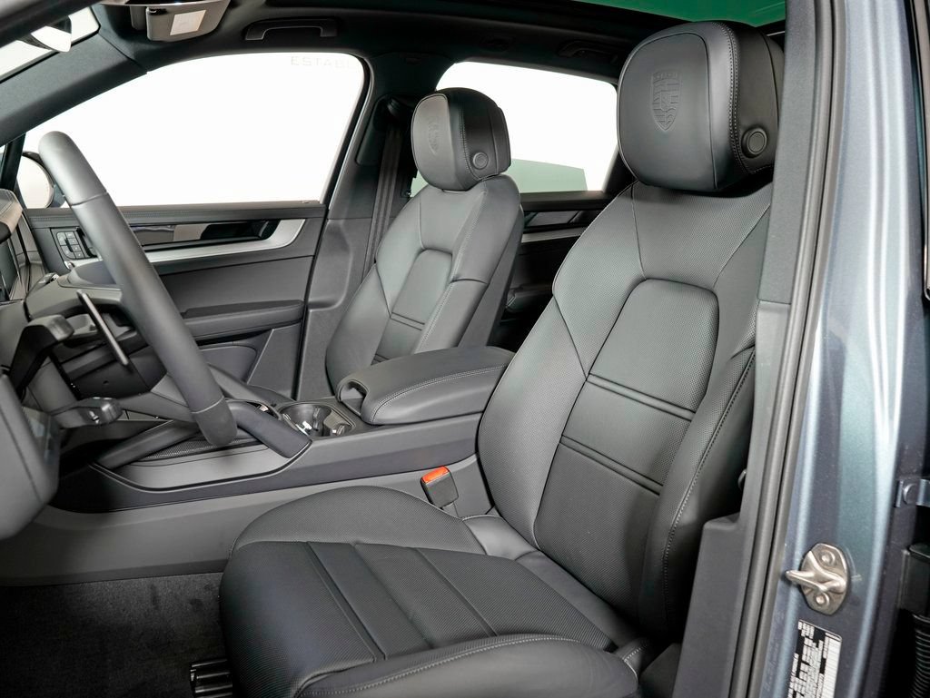 Certified 2026 Porsche Cayenne AWD/4WD image 5