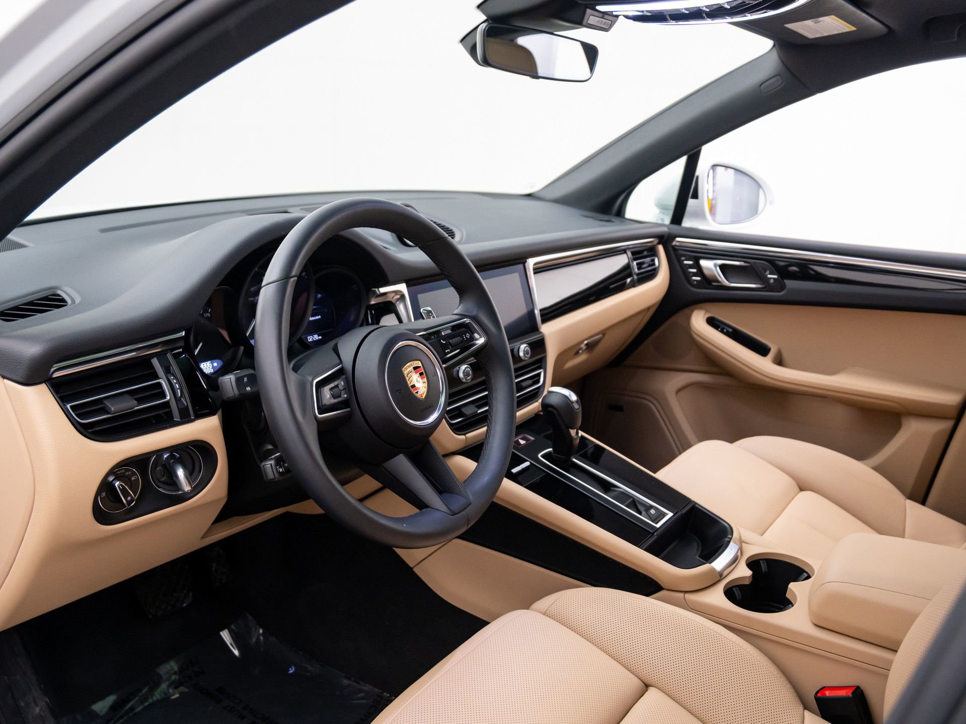 Certified 2025 Porsche Macan image 4