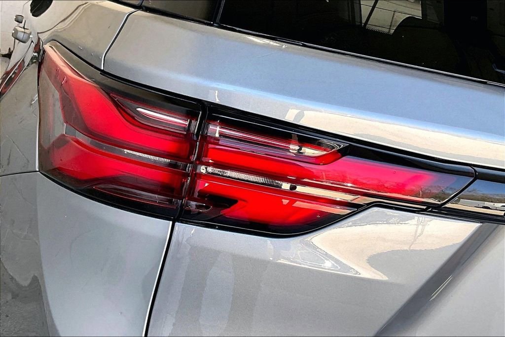 Used 2023 Chevrolet Traverse RS w/ LPO, Floor Liner Package AWD/4WD image 23