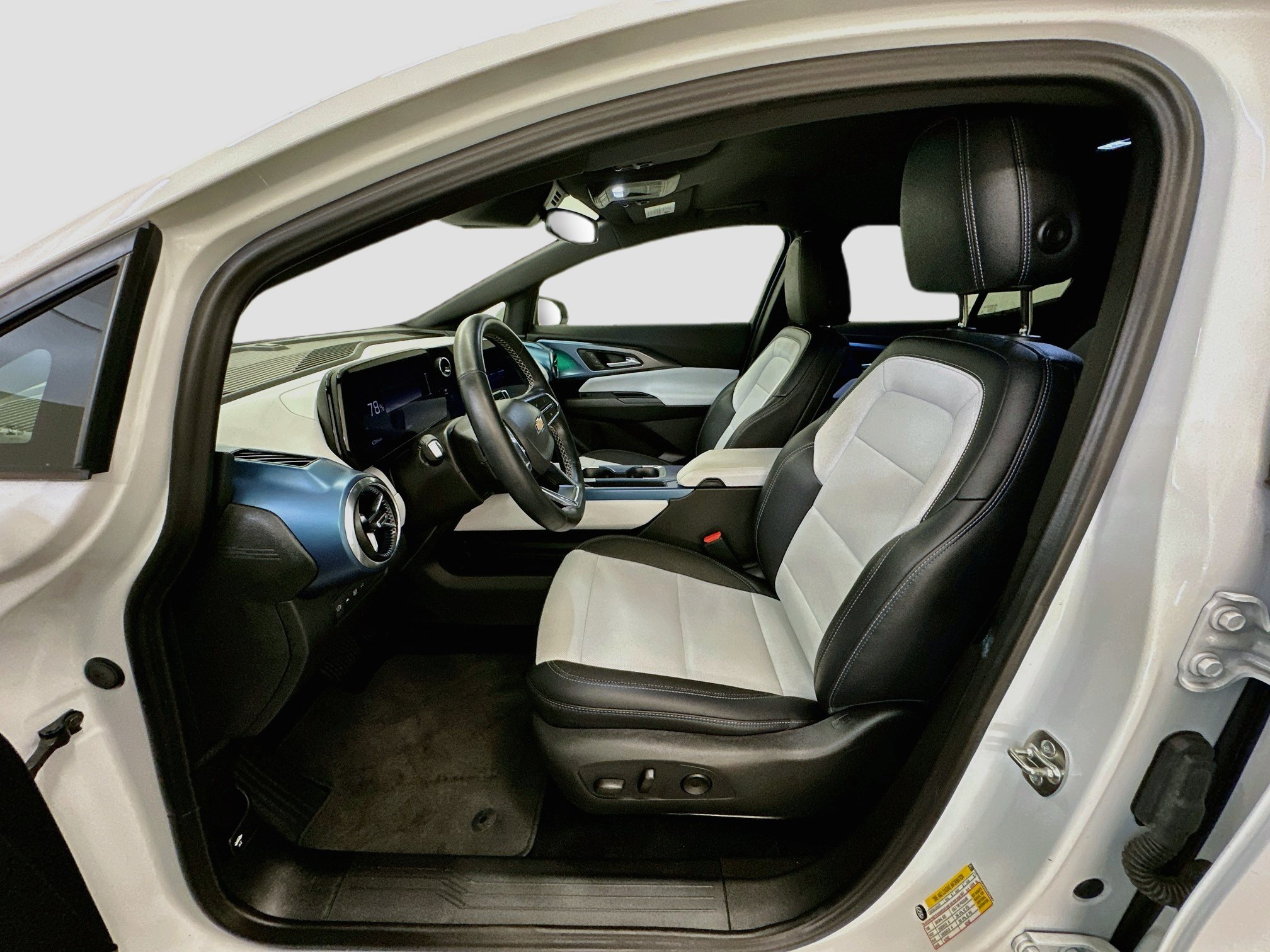 Used 2025 Chevrolet Equinox EV LT w/ Convenience Package AWD/4WD image 13