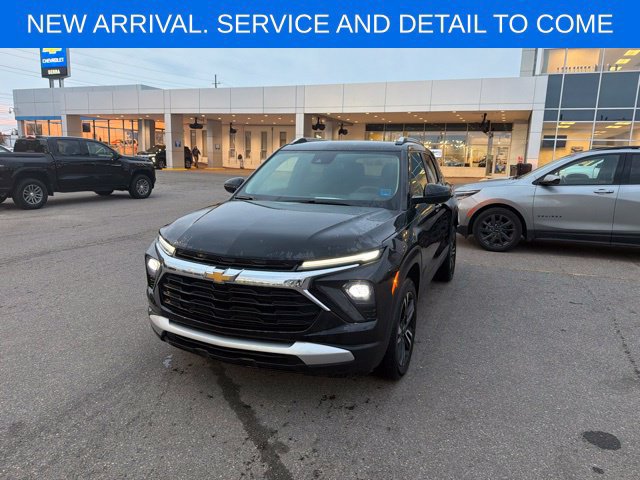 Used 2025 Chevrolet TrailBlazer LT w/ LT Cold Weather Package AWD/4WD image 2