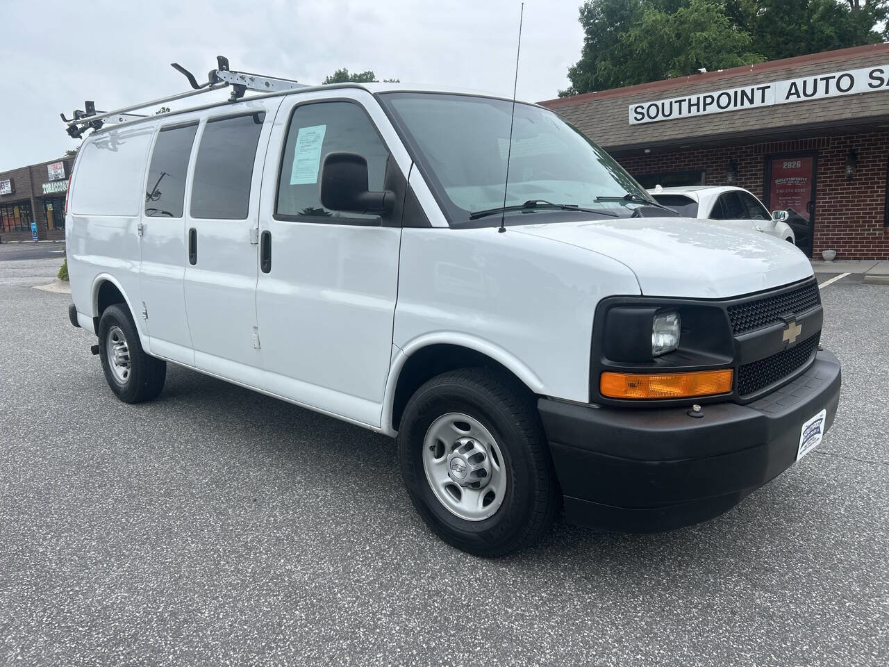 Used 2017 Chevrolet Express 2500 RWD image 3