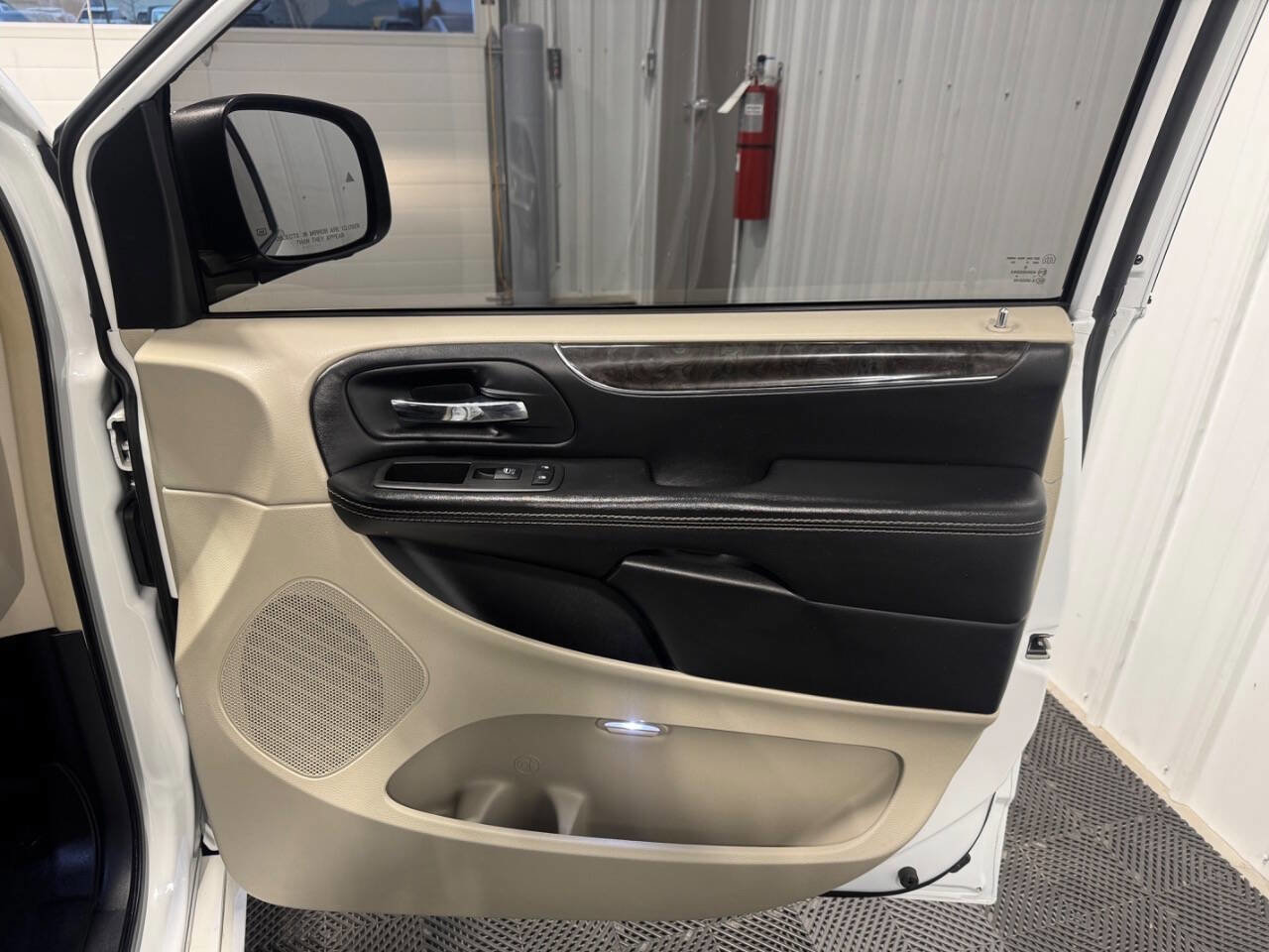 Used 2015 Chrysler Town & Country Touring-L w/ Driver Convenience Group image 21