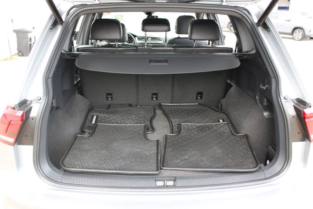 Certified 2020 Volkswagen Tiguan SEL Premium R-Line image 30