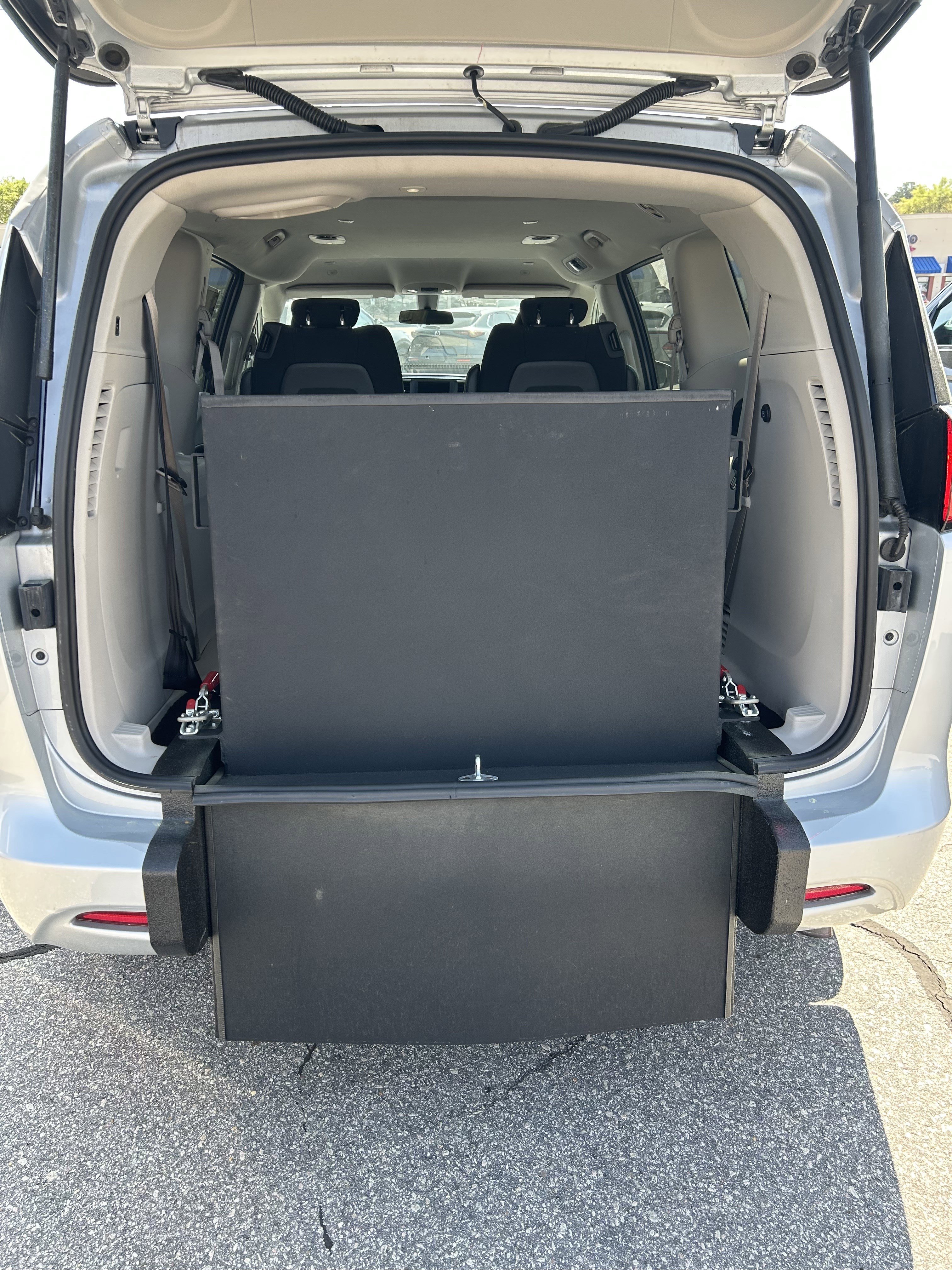 Used 2022 Chrysler Voyager LX image 29