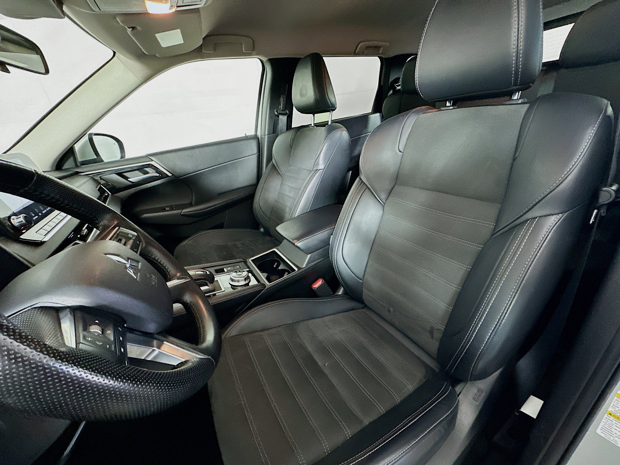 Used 2024 Mitsubishi Outlander SE image 13