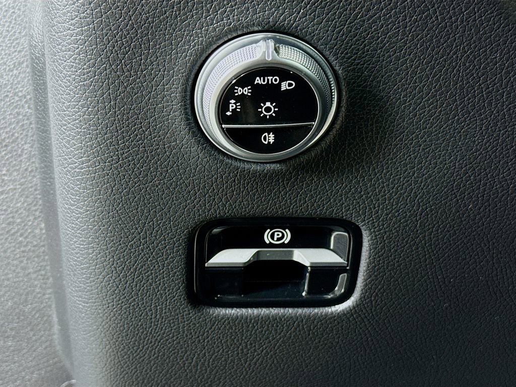 Used 2024 Mercedes-Benz GLC 300 4MATIC image 10