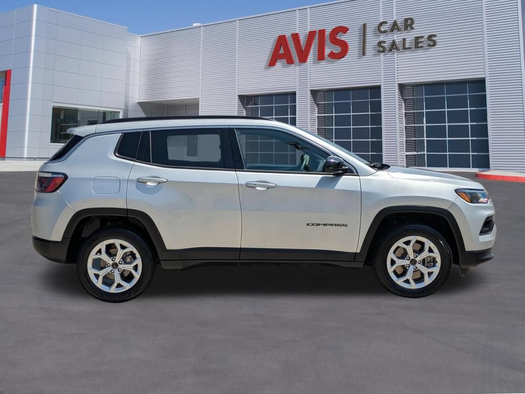 Used 2025 Jeep Compass Latitude w/ Sun & Sound Group AWD/4WD image 5