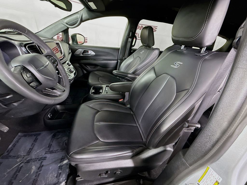 Used 2023 Chrysler Pacifica Touring-L w/ S Appearance Package image 25
