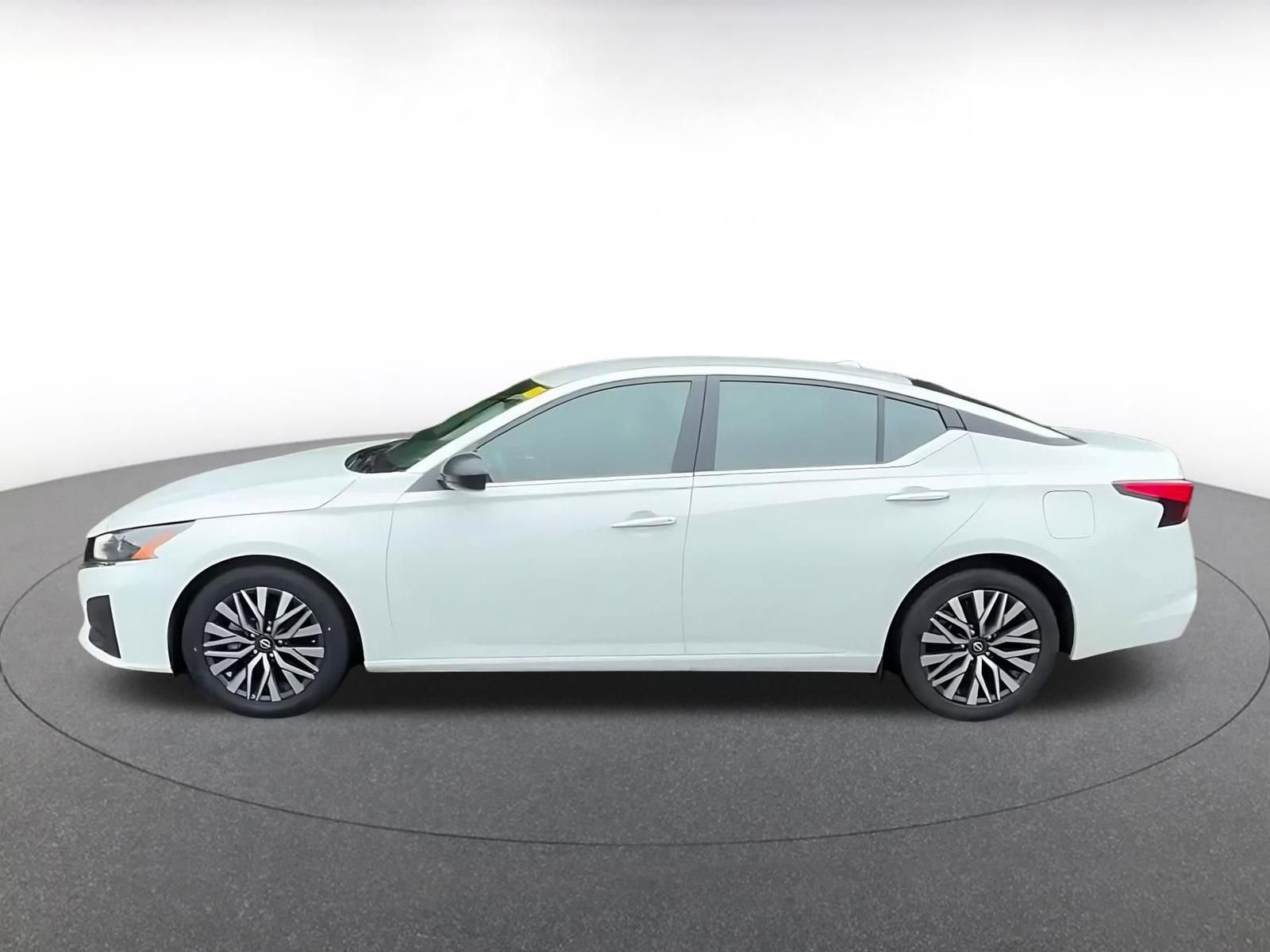 Used 2025 Nissan Altima 2.5 SV FWD image 9