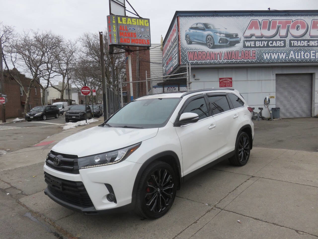 Used 2019 Toyota Highlander SE image 2