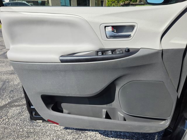 Used 2019 Toyota Sienna LE w/ LE Preferred Package FWD image 33