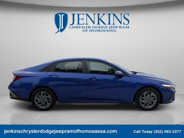 Used 2024 Hyundai Elantra SEL FWD image 2